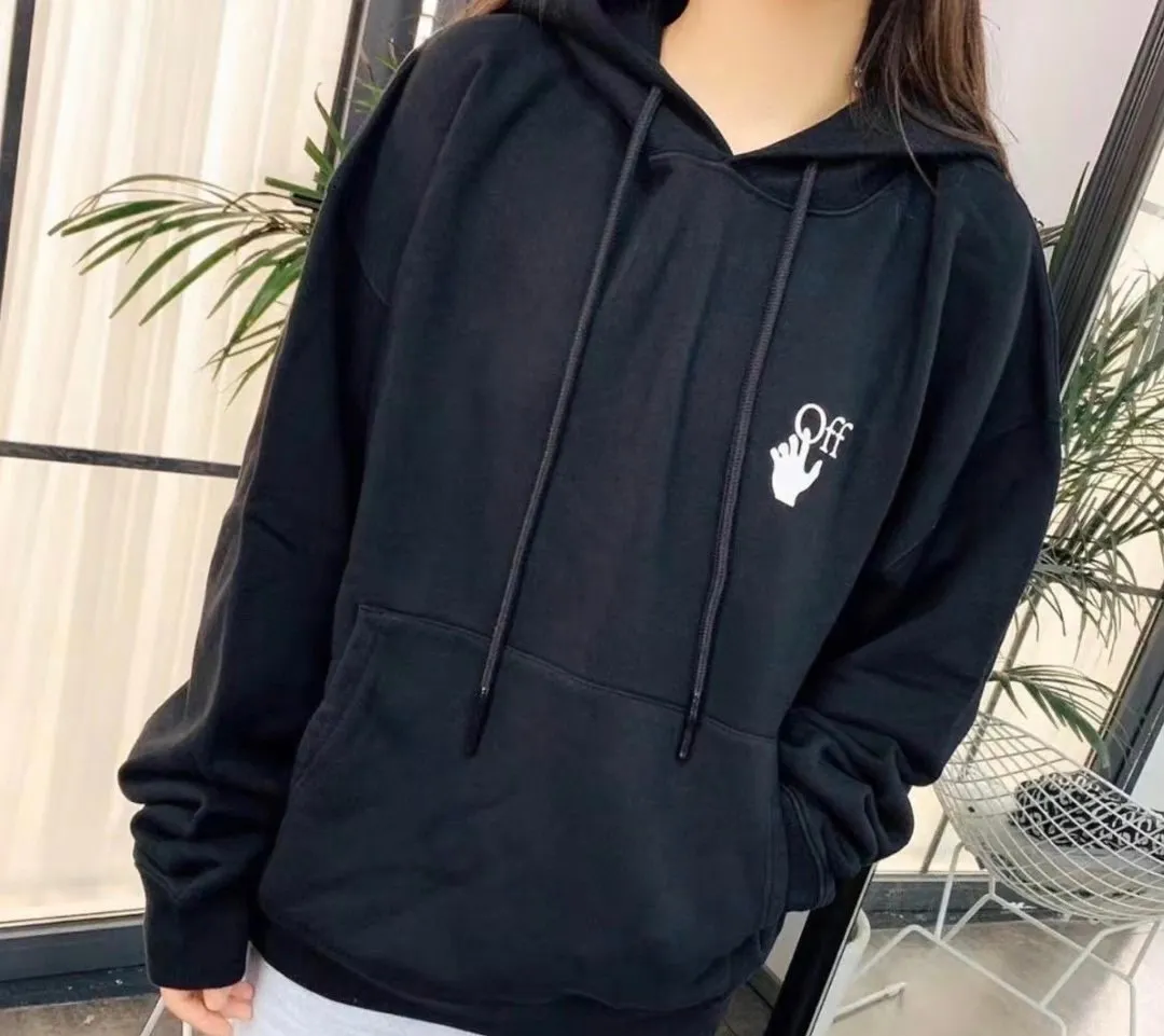 ♻️💯Upper body reference model picture❤️【New】Top tested version OFF-WHITE OW Caravaggio's classic religious male and female couple star's same style pure cotton hooded sweatshirt. This short-sleeved one is made of 460g double-ply double yarn terry fabric. The front and back printing is with thermoset ink and digital direct injection technology, which is clear and delicate and perfectly restored. This black and white religion is not at the same level of difficulty as the 21 color religions. You should know that color graffiti can use multiple colors to present a three-dimensional sense of the picture, but the black and white version cannot. Because there are only black and white, only the transition between black and white can bring out the three-dimensionality of the picture, just like a sketch. In terms of color scanning, multiple manual adjustments are required, and the direct inkjet head also needs to be debugged. If these delicate tasks are not done, it is impossible to restore the essence of ZP. Only when the color transition is smooth can you make a good print. Coupled with the original fabric + a new custom-woven collar label, it can be called the top version. Size: XS-L Color; Black P:390
